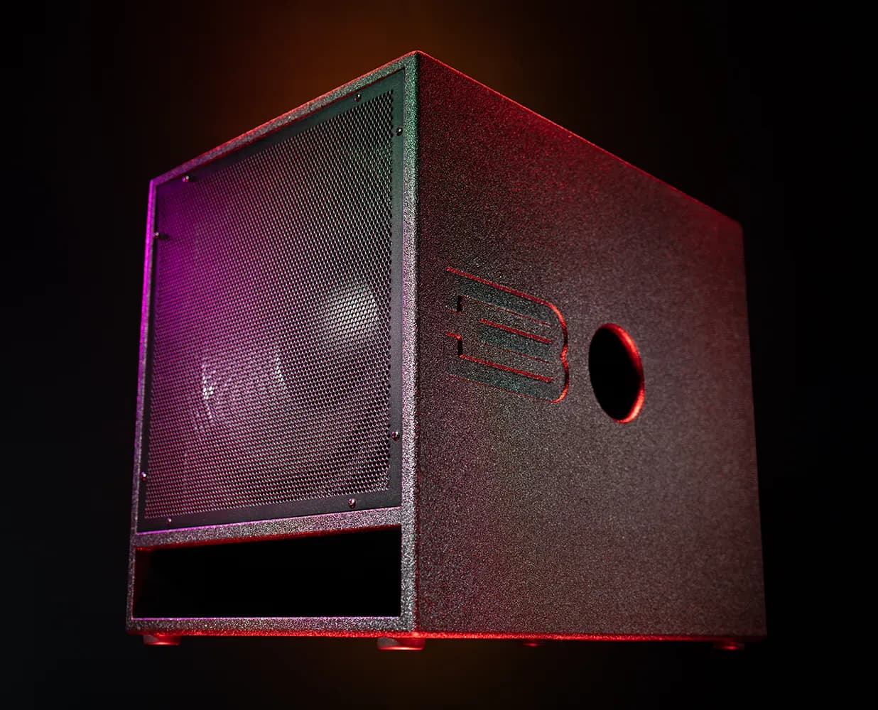Panel frontal del BB15-MK3 con iluminación dramática