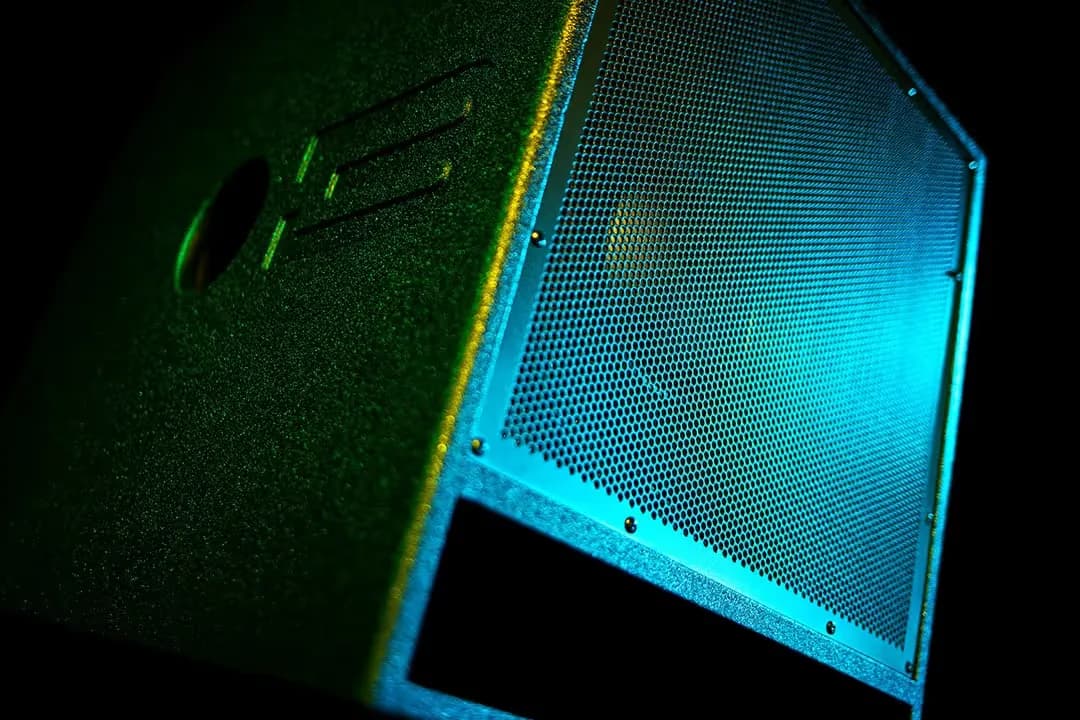 Detalle del gabinete del BB15-MK3 mostrando la calidad de construcción