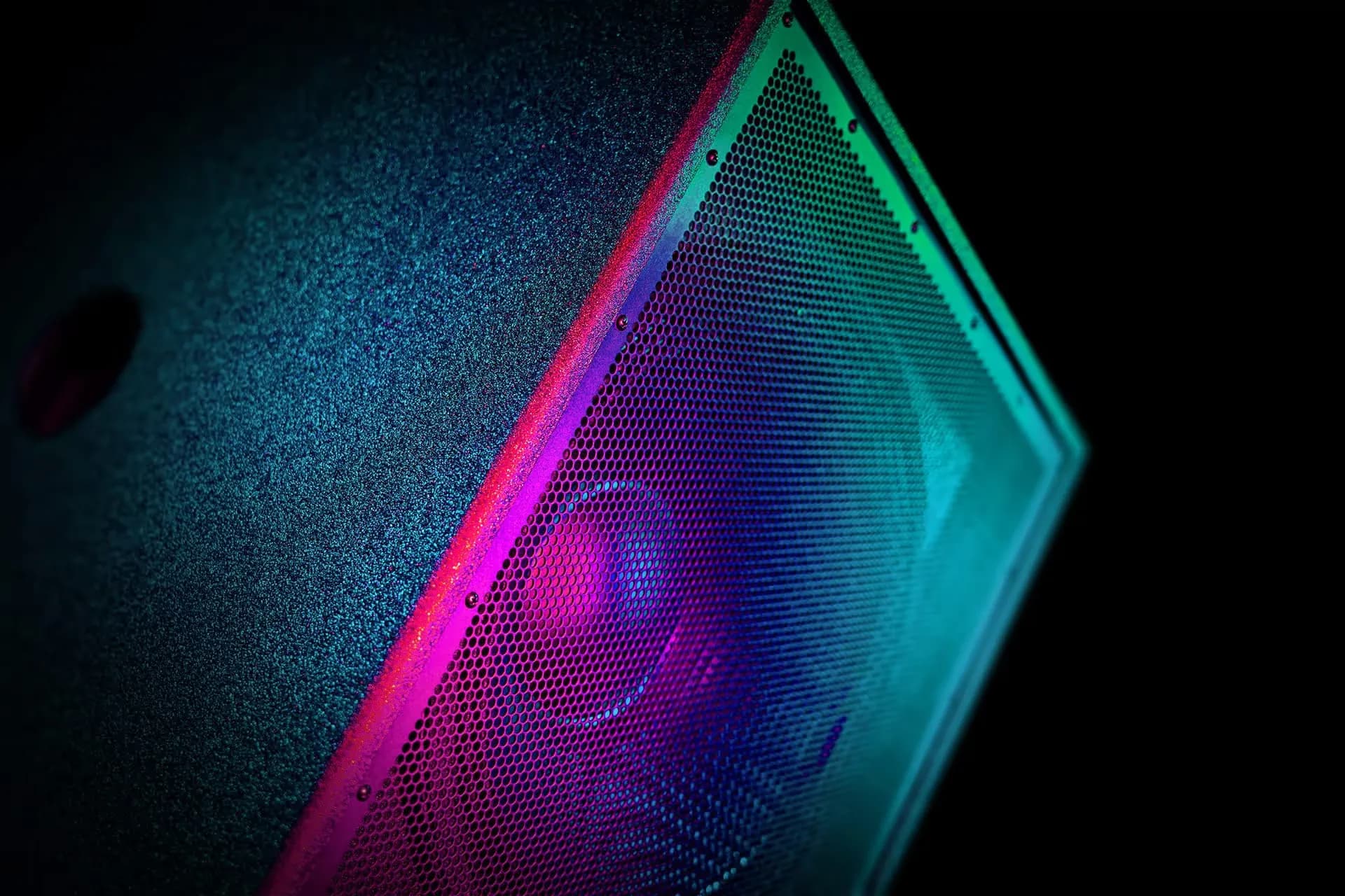 Panel frontal del DJ18S-MK3 en iluminación dramática