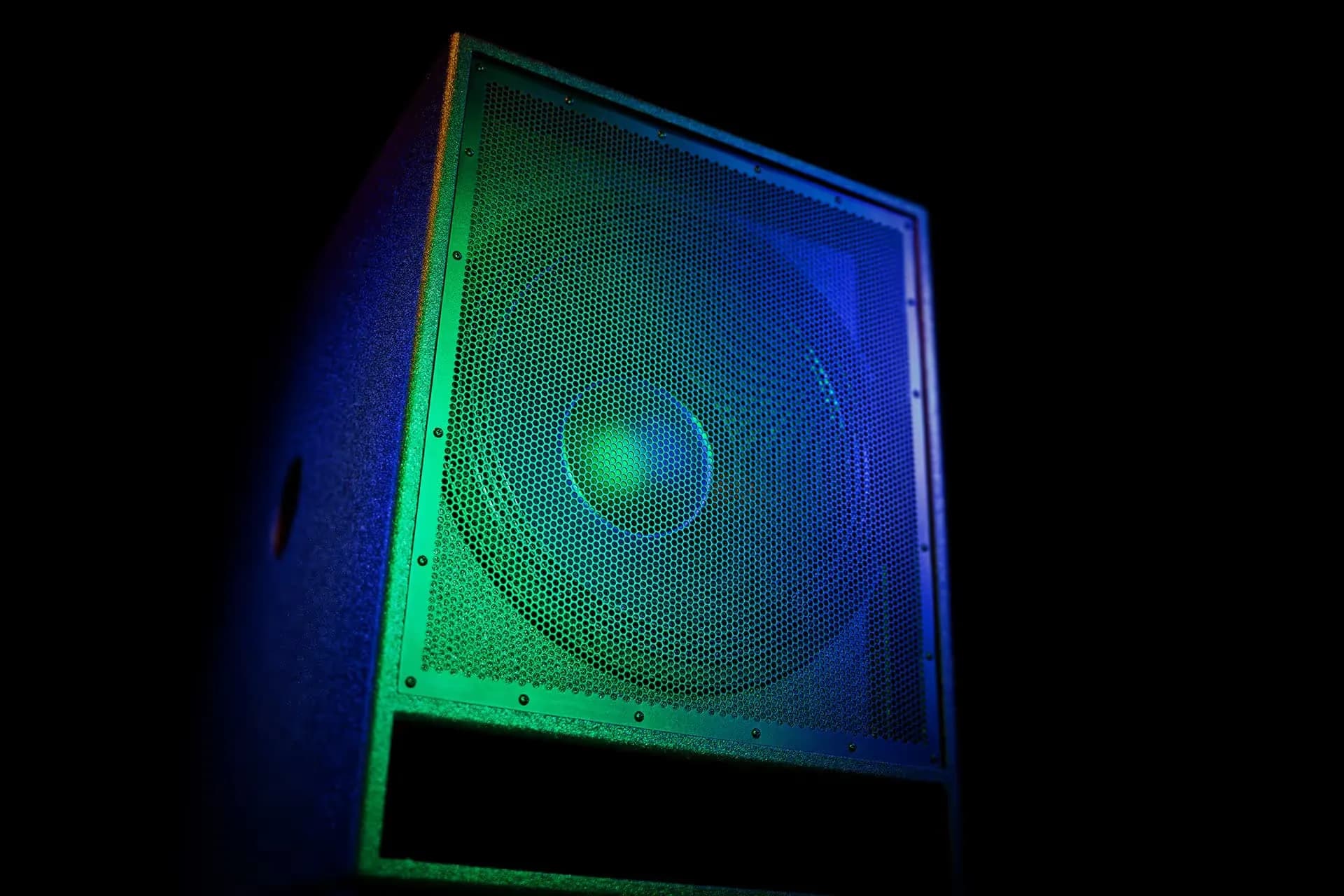 Detalle del gabinete del DJ18S-MK3 mostrando la calidad de construcción