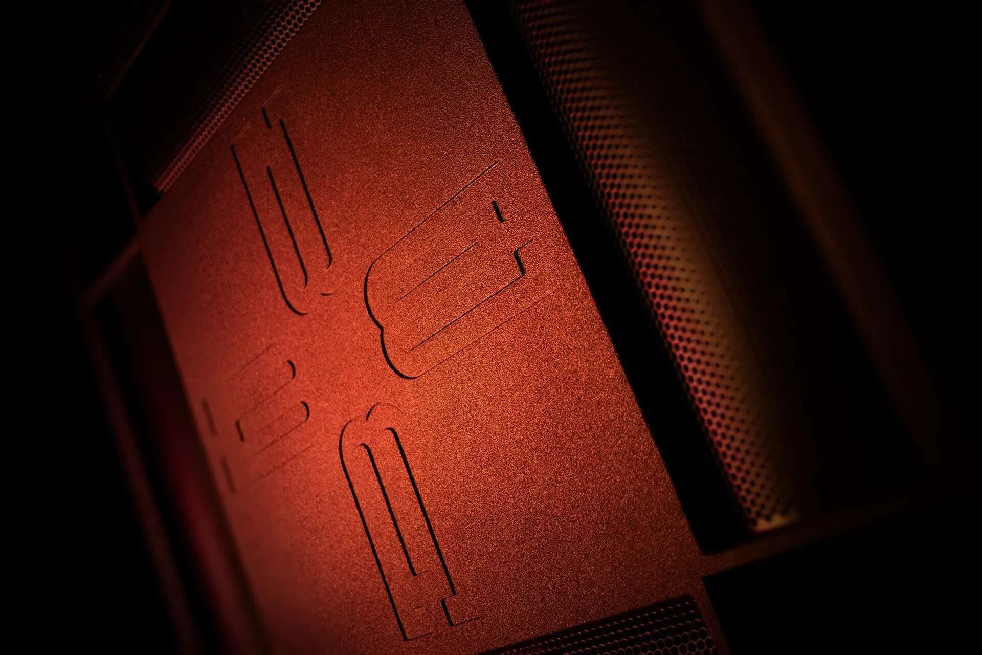 Panel frontal del Kraken-MK3 con iluminación dramática
