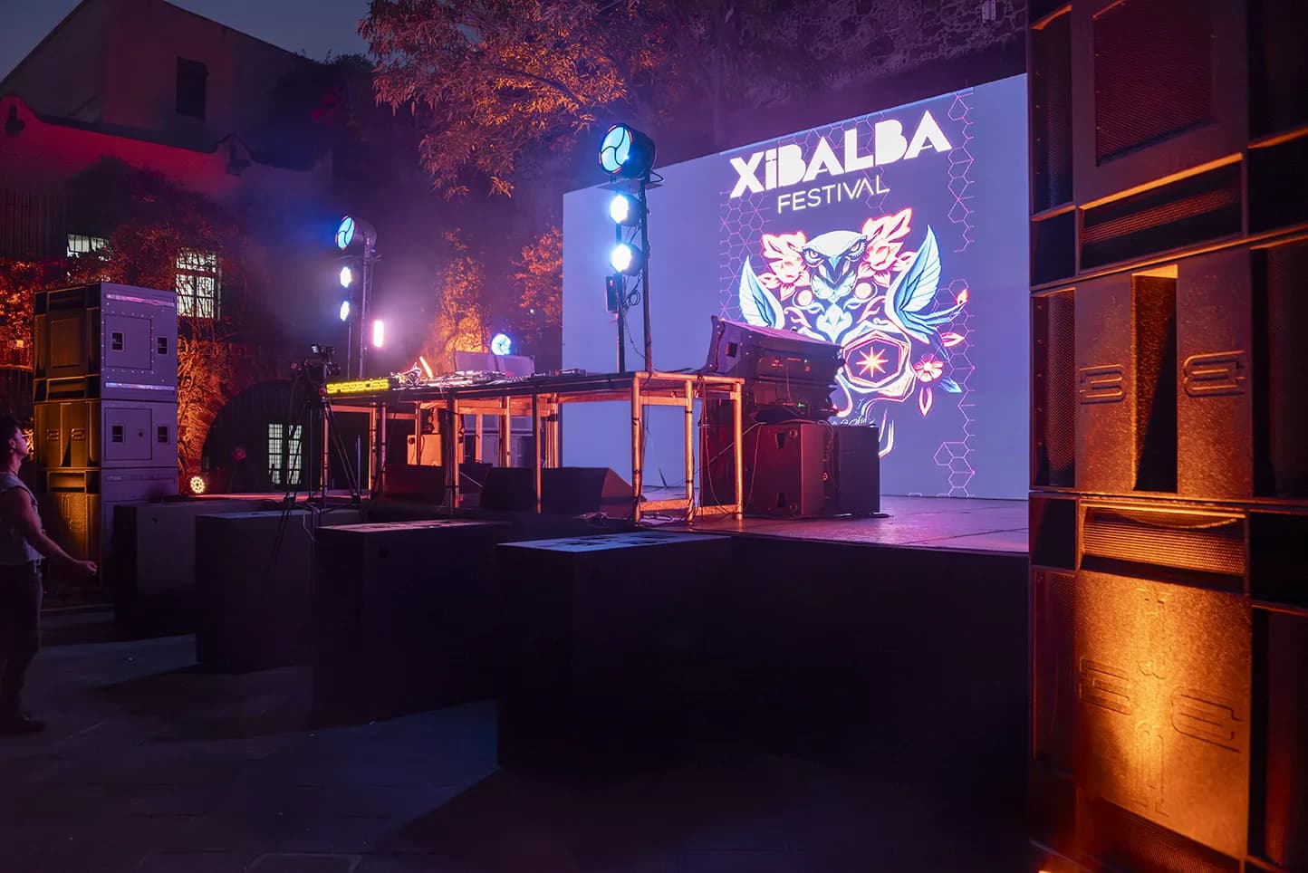 Makara-MK3 en escenario al aire libre