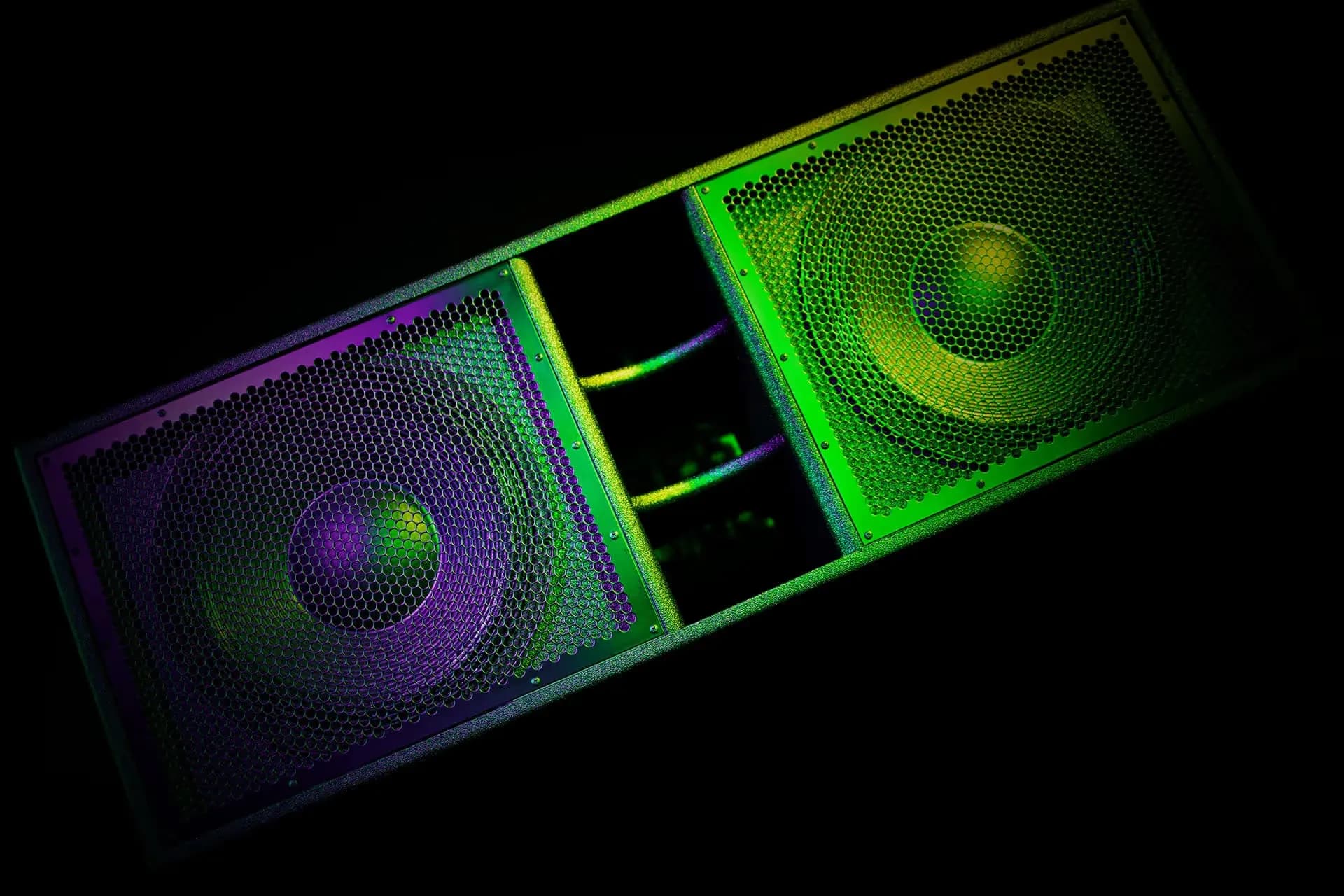 Gabinete delgado del SSP215-MK3 en iluminación de estudio a color