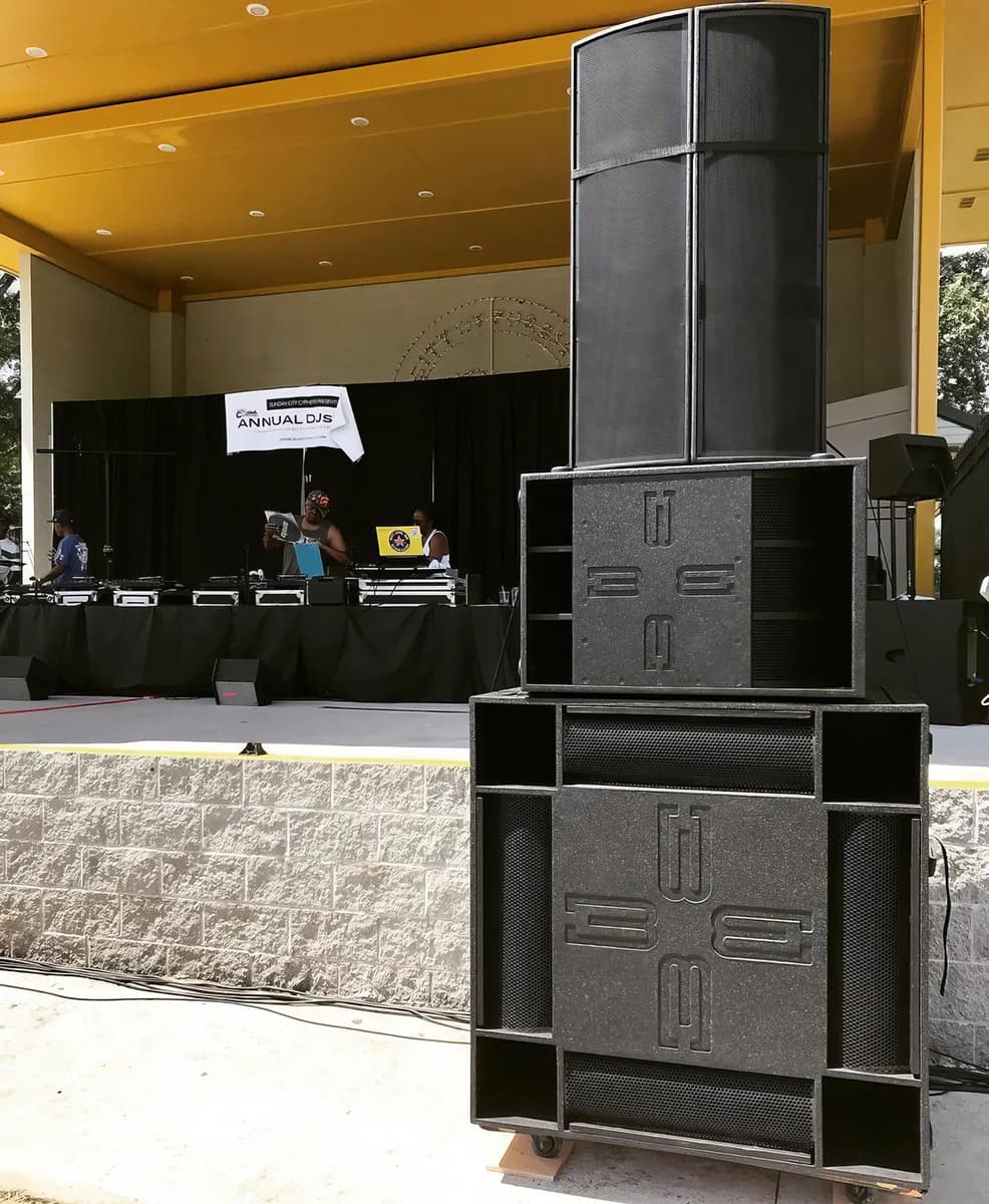 VS21-MK3 en el escenario de un recinto al aire libre